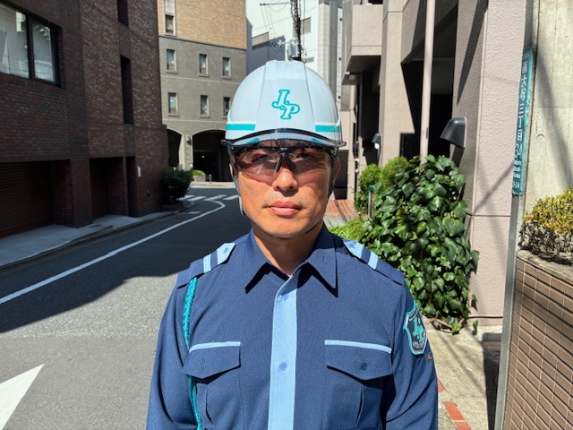 サングラス着用の警備員写真02