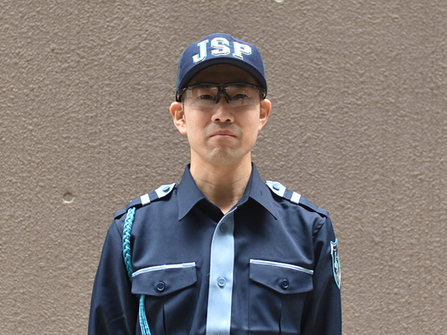 サングラス着用の警備員写真02