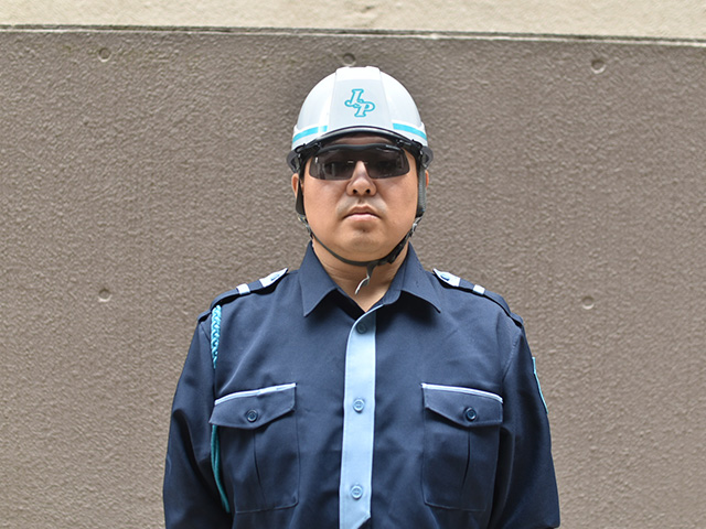 サングラス着用の警備員写真03